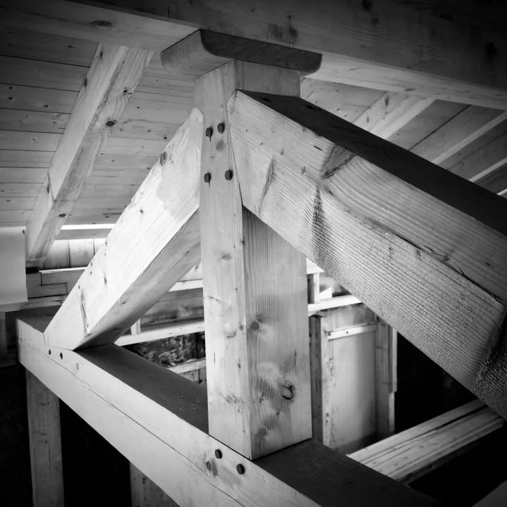 Ferme de charpente traditionnelle en bois, assemblée sans vis