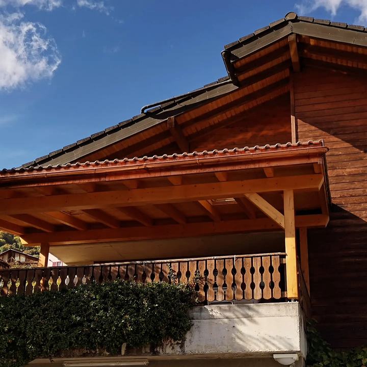 Couvert de terrasse en bois avec toiture en tuiles, à Leytron