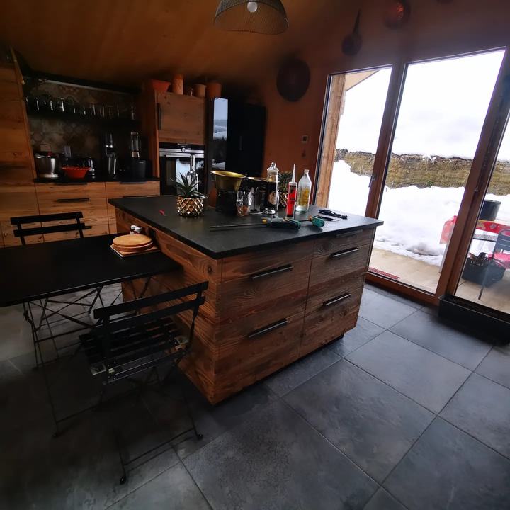 Cuisine sur mesure en vieux bois avec îlot, à La Tzoumaz
