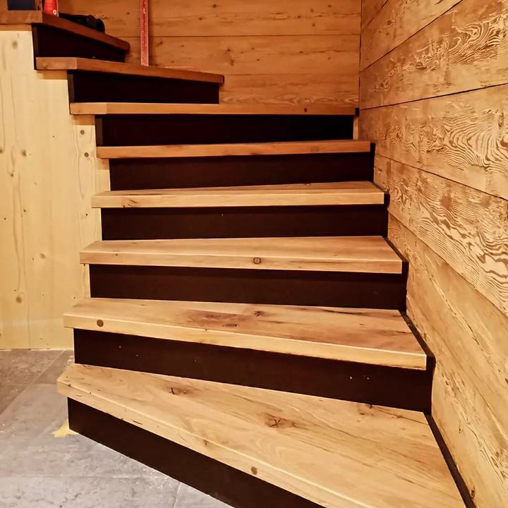 Escalier en bois deux quarts tournant, à La Tzoumaz