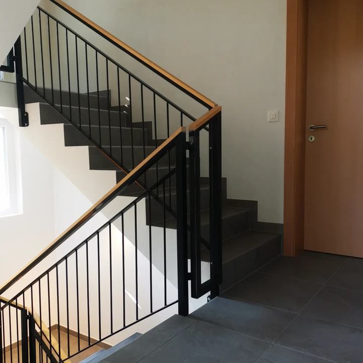 Garde-corps d'escalier en acier noir avec main courante en mélèze