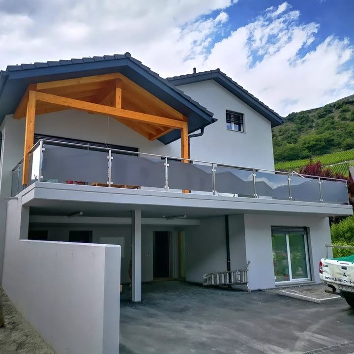 Garde-corps de balcon en inox et verre sur une maison