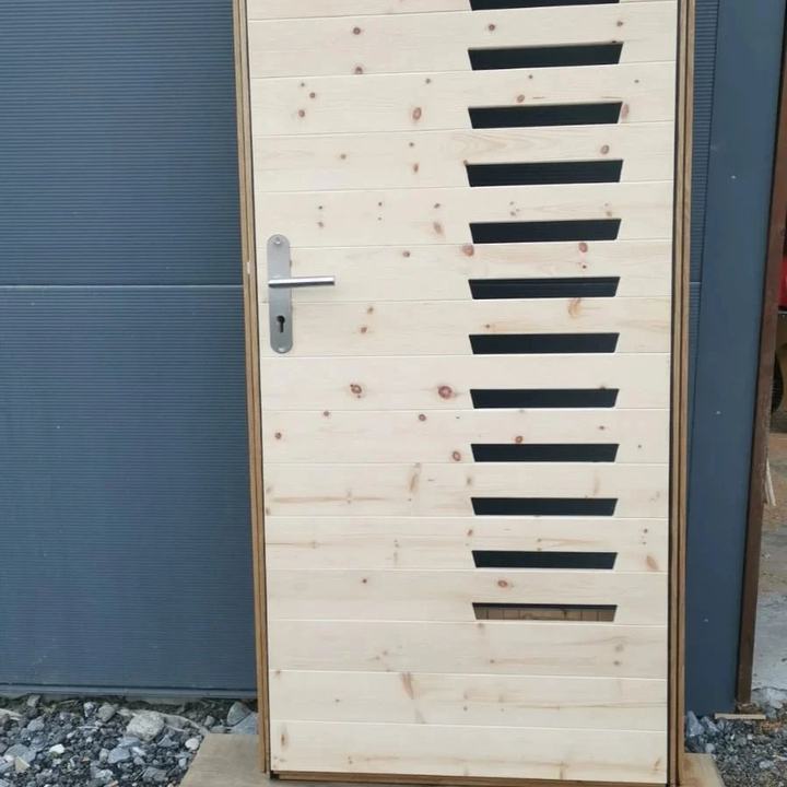 Porte d'entrée en arole et chêne avec ajours horizontaux