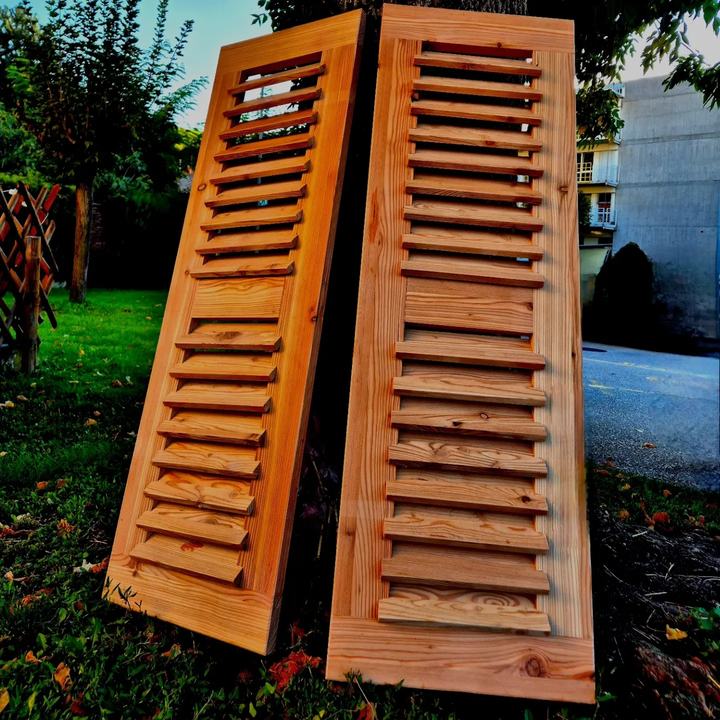 Paire de volets à persiennes en mélèze