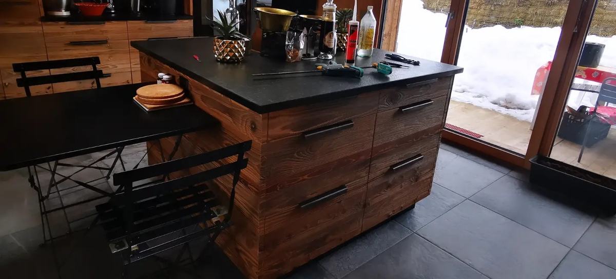 Cuisine sur mesure en vieux bois avec îlot, La Tzoumaz