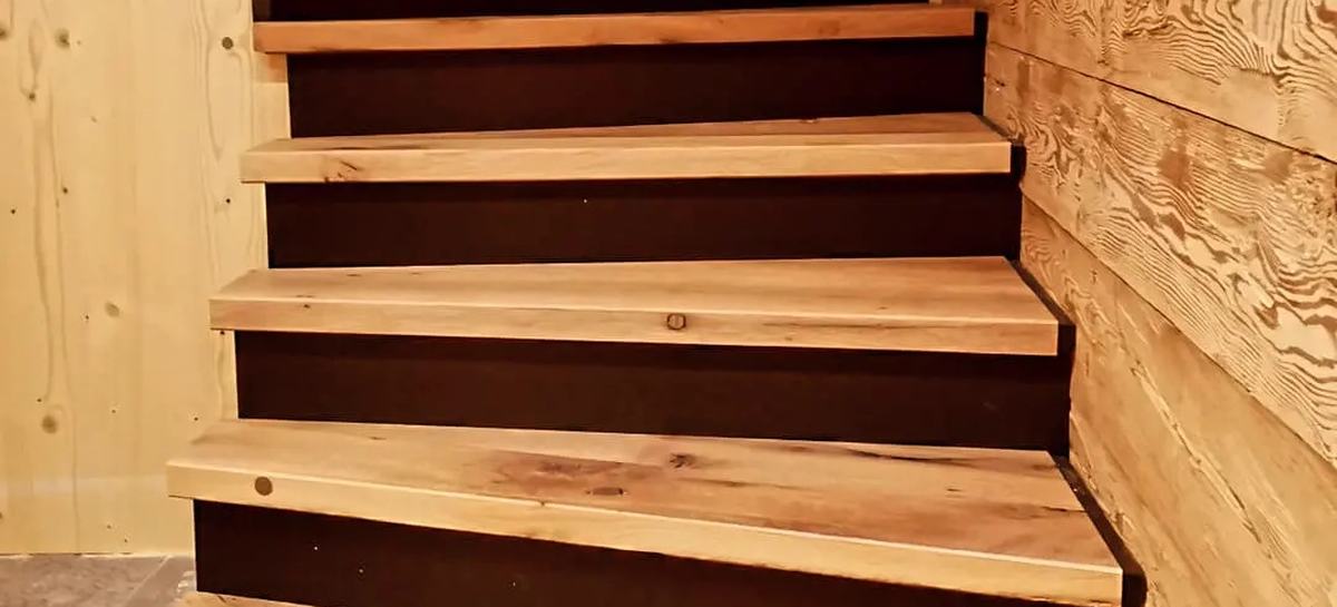 Escalier en bois deux quarts tournant, La Tzoumaz