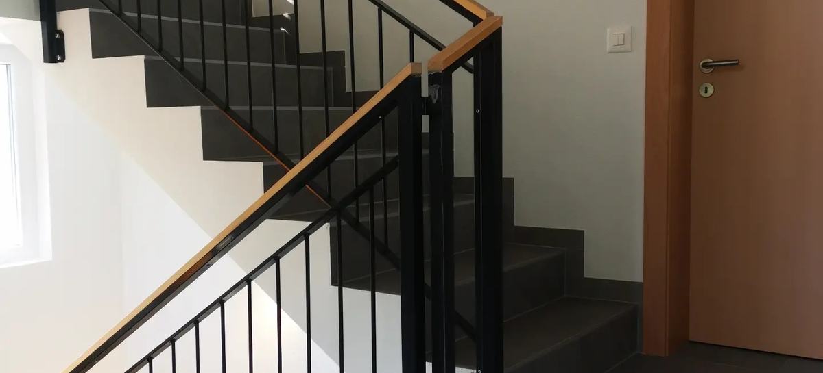 Garde-corps d'escalier en acier noir avec main courante en bois